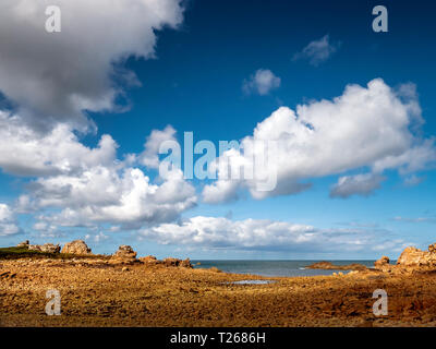 Francia, Bretagne, Plougrescant, Côte de Granit Rose, costa rocciosa a Pointe du Chateau Foto Stock