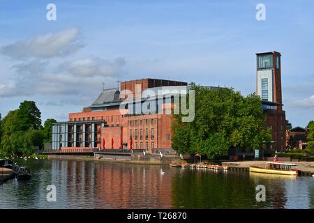 Vista della Royal Shakespeare Theatre e lo Swan Theatre, sul fiume Avon a Stratford-upon-Avon, Warwickshire, Inghilterra, Regno Unito Foto Stock