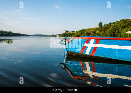 Africa, Uganda Jinja, colorato barca presso la sorgente del Nilo Foto Stock