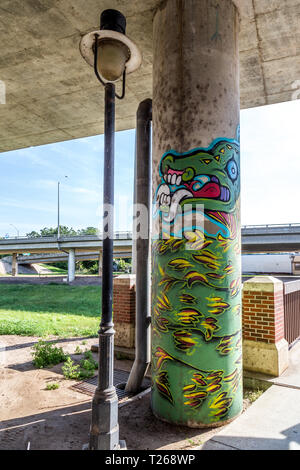 Arte sotto l'autostrada Foto Stock