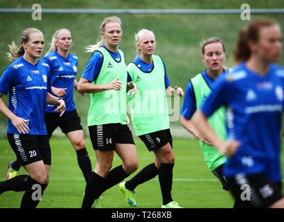 LINKÖPING 20160701 Träning ho Linköpings FC på Stångebro. Fridolina Rolfö ho mitten. Magdalena Ericsson, Jonna Andersson, Fridolina Rolfö, Stina Blackstenius och längst fino a höger Jessica Samuelsson är alla uttagna fino a OS i Rio, Brasilien. Bild Jeppe Gustafsson Foto Stock