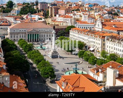 Il Portogallo, Lisboa, cityscape con piazza Rossio, Teatro Nacional D. Maria II e Dom Pedro IV monumento Foto Stock