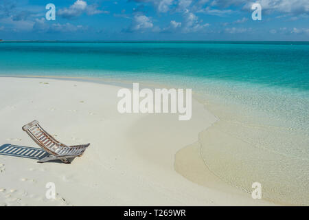 Maledives, Ari Atoll, Nalaguraidhoo, Sun Island, vuoto sdraio in riva al mare a Foto Stock