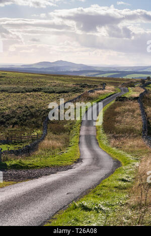 Scenario di frontiera in Cheviot colline dove si unisce la Scozia in Inghilterra. Derôme Street, la vecchia strada romana. Foto Stock