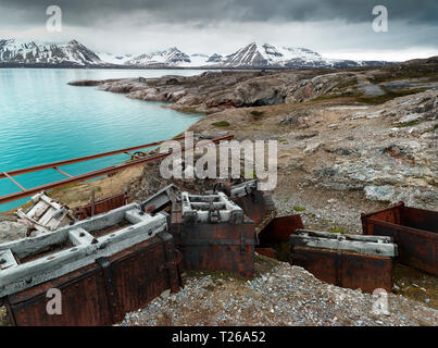 Norvegia, Spitsbergen, Longyearbyen, antichi resti della miniera di carbone, carrello di trasporto Foto Stock