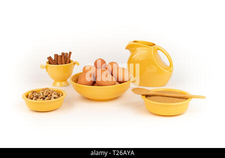 Azienda agricola biologica fresca scelta libera di uova, noci, organico zucchero, cannella in giallo Vintage Fiesta Ware con grande Anfora. Dalla fattoria alla tavola Foto Stock