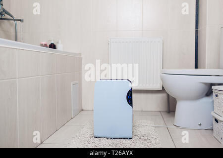 Deumidificatore con pannello a sfioramento, indicatore di umidità, lampada UV, ionizzatore d'aria, il contenitore dell'acqua lavora a casa in bagno. Essiccatore di aria Foto Stock