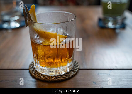 In vecchio stile cocktail servito in un bicchiere di whiskey al ristorante. Spazio di copia Foto Stock