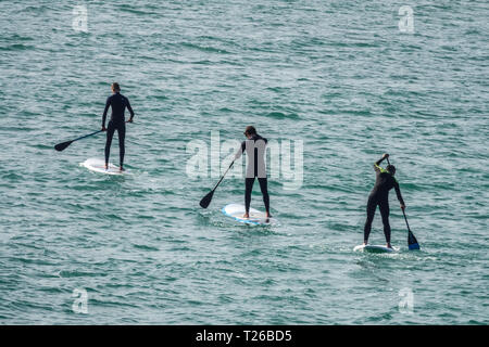Tre pagaie sul mare, paddle boarding a Valencia, attività ricreative di paddleboard in Spagna Foto Stock