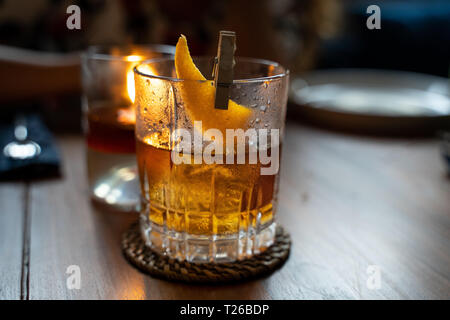 In vecchio stile cocktail servito in un bicchiere di whiskey al ristorante. Spazio di copia Foto Stock