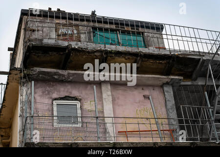 Vintage, weathered ruvida casa esterna, invecchiato weathered sbiadito edificio ammuffito, sbriciolare facciata Foto Stock