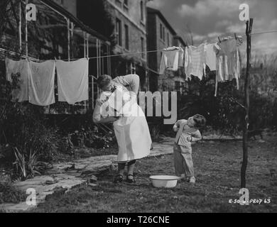 Giovani mogli racconto (1951) Athene Seyler, Tony Deemer, Data: 1951 Foto Stock