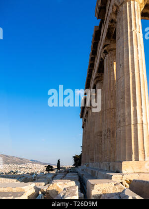 Le colonne del Partenone tempio sulla Acropoli di Atene della Grecia al tramonto contro il cielo blu Foto Stock