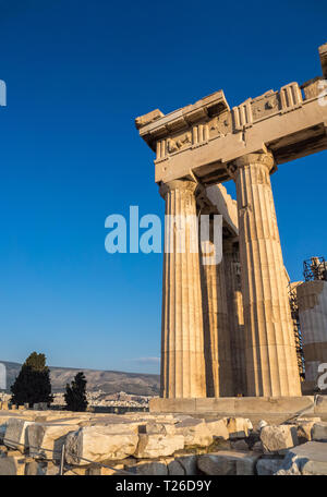 Le colonne del Partenone tempio sulla Acropoli di Atene, Grecia al tramonto contro il cielo blu Foto Stock
