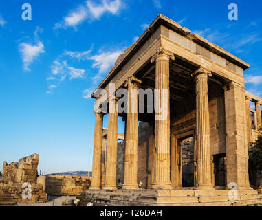 Portico di Poseidon come parte dell'Eretteo sulla Acropoli di Atene, Grecia contro il cielo blu Foto Stock