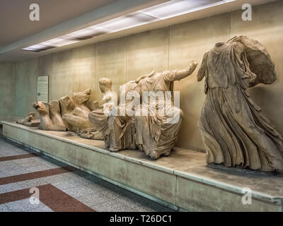 Antiche statue greche di pubblico mostra gratuita nella stazione della metropolitana di Acropoli di Atene, Grecia Foto Stock