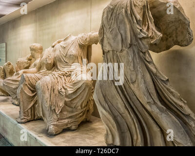 Antiche statue greche di pubblico mostra gratuita presso la stazione della metropolitana di Acropoli di Atene, Grecia Foto Stock