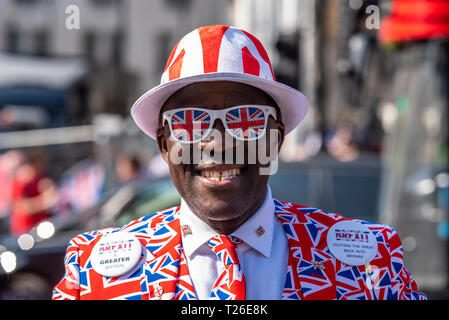 Il dimostratore Giuseppe Afrane in Unione Jack Flag tuta britannico al tradimento Brexit marzo da Brexiteers per protestare contro il governo del Regno Unito non lasciando Foto Stock