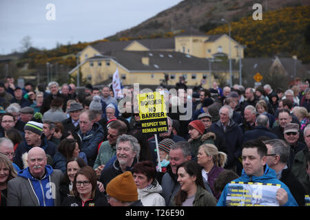 Le comunità frontaliere contro Brexit tenendo proteste sulla vecchia strada di Belfast in Carrickcarnon sul lato nord della frontiera irlandese, tra Newry e Dundalk. La giornata di protesta contro un bordo duro in Irlanda. Foto Stock