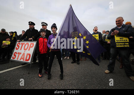 Le comunità frontaliere contro Brexit tenendo proteste sulla vecchia strada di Belfast in Carrickcarnon sul lato nord della frontiera irlandese, tra Newry e Dundalk. La giornata di protesta contro un bordo duro in Irlanda. Foto Stock