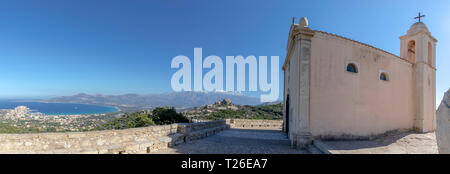La chiesa di Notre Dame de la Serra e la baia di Calvi (Corsica) - vista panoramica Foto Stock