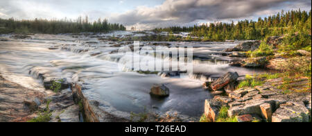 Cascata Trappstegsforsen al mattino (Svezia settentrionale vicino a Vilhelmina) - Esposizione lunga Foto Stock