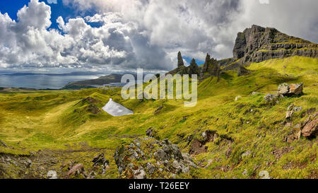 Vista panoramica della formazione rocciosa il vecchio uomo di Storr (Isola di Skye in Scozia) Foto Stock