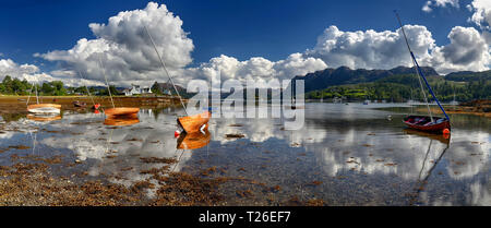 Barche in legno nel porto di Plockton (Highlands, Scozia) Foto Stock