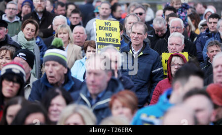 Le comunità frontaliere contro Brexit tenendo proteste sulla vecchia strada di Belfast in Carrickcarnon sul lato nord della frontiera irlandese, tra Newry e Dundalk. La giornata di protesta contro un bordo duro in Irlanda. Foto Stock