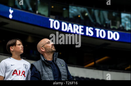 Tottenham Hotspur tifosi guardare intorno allo stadio prima di leggende evento di prova corrispondono a Tottenham Hotspur Stadium, Londra. Foto Stock