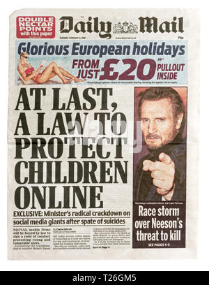 La prima pagina del Daily Mail dal 5 Feb 2019 con il titolo 'Finalmente una legge per proteggere i bambini online" Foto Stock