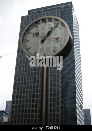 Parte dell'installazione di sei orologi pubblici, da Konstantin Grcic, a Reuters Plaza a Canary Wharf, Londra. Foto Stock