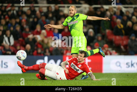 Il Middlesbrough Aden selce (sinistra) e Norwich City's Teemu Pukki (destra) battaglia per la sfera durante il cielo di scommessa match del campionato al Riverside Stadium, Middlesbrough. Foto Stock