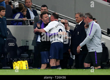 Tottenham Hotspur Paul Gascoigne essendo sostituti con Robbie Keane durante le leggende evento di prova corrispondono a Tottenham Hotspur Stadium, Londra. Foto Stock