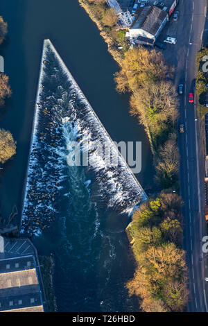 A forma di V weir sul fiume Avon a Whitby Road nella città. Circondato da parchi industriali. Bristol dall'aria. Foto Stock