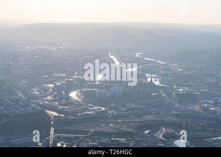 Guardando a valle del fiume Avon verso il centro della città al tramonto. Bristol dall'aria. Foto Stock