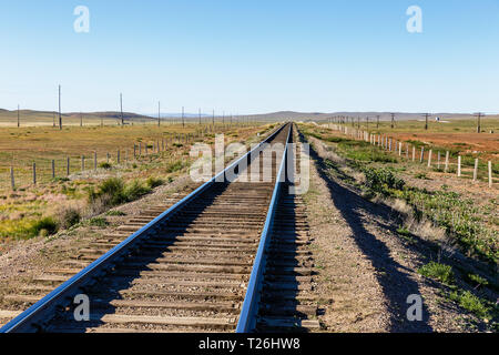 Trans-Mongolian ferrovia a binario unico nella steppa Mongola, Mongolia Foto Stock