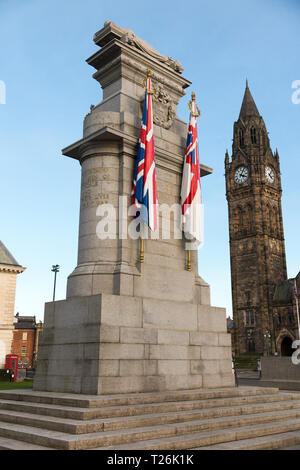 Il cenotafio memoriale di guerra (con pietra intagliata flags) progettata dall'architetto Sir Edwin Lutyens, con il Rochdale municipio dietro in background. Rochdale Lancashire. Regno Unito. (106) Foto Stock