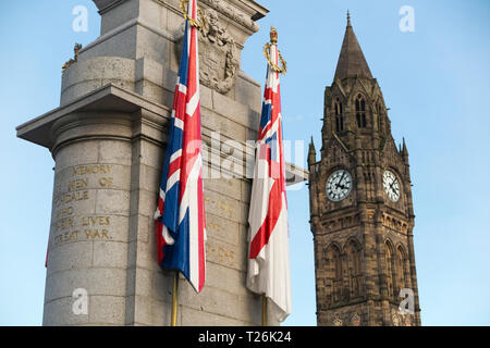 Il cenotafio memoriale di guerra (con pietra intagliata flags) progettata dall'architetto Sir Edwin Lutyens, con il Rochdale municipio dietro in background. Rochdale Lancashire. Regno Unito. (106) Foto Stock