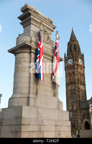 Il cenotafio memoriale di guerra (con pietra intagliata flags) progettata dall'architetto Sir Edwin Lutyens, con il Rochdale municipio dietro in background. Rochdale Lancashire. Regno Unito. (106) Foto Stock