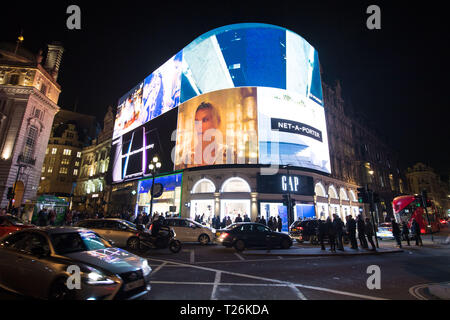 Vista generale di Piccadilly Circus, nel centro di Londra, prima di Earth Hour 2019, che vede edifici e monumenti in città di tutto il mondo spegnere le luci per un ora, la sensibilizzazione e il denaro per il clima e la natura alle iniziative in tutto il mondo. Foto Stock