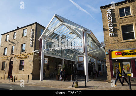 Ingresso al Westgate Arcade ( shopping arcade ) di Halifax, West Yorkshire. Regno Unito. Sunny / sun & blue sky giorno. (106) Foto Stock