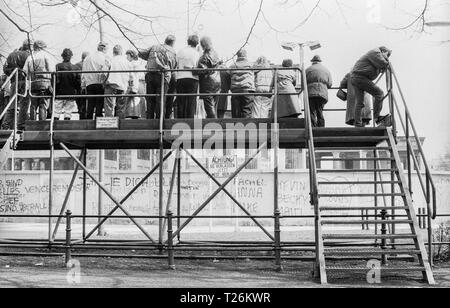 La Germania occidentale, Berlino ovest, la parete nell'anno 1988, i visitatori sulla piattaforma di osservazione presso la Porta di Brandeburgo sulla Berlino Ovest visione laterale a Berlino Est lato nella RDT , scansione da 35 mm negativo in bianco e nero Foto Stock