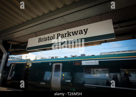 Bristol, Regno Unito, 21 febbraio 2019, la piattaforma digital signage a Bristol Parkway station Foto Stock