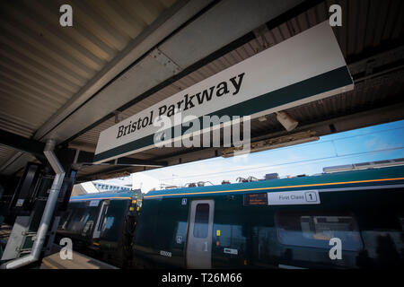 Bristol, Regno Unito, 21 febbraio 2019, la piattaforma la segnaletica per la stazione di Bristol Parkway Foto Stock