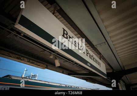 Bristol, Regno Unito, 21 febbraio 2019, la piattaforma digital signage a Bristol Parkway station Foto Stock