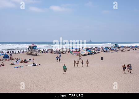 Una soleggiata giornata estiva su Huntington Beach offre una varietà di persone fuori per divertirsi e rilassarsi in molti diversi hobby di impegno e di attività. Foto Stock