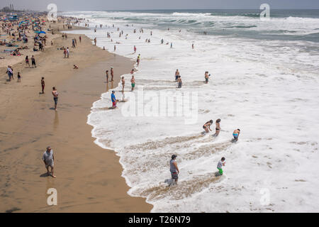 Una soleggiata giornata estiva su Huntington Beach offre una varietà di persone fuori per divertirsi e rilassarsi in molti diversi hobby di impegno e di attività. Foto Stock