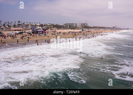 Una soleggiata giornata estiva su Huntington Beach offre una varietà di persone fuori per divertirsi e rilassarsi in molti diversi hobby di impegno e di attività. Foto Stock