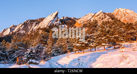 Un rivestimento fresco di neve ricopre la Flations formazioni rocciose, visto da Chautauqua Park a Boulder, Colorado Foto Stock